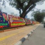 Papan Bunga di Padang Bulan: Tradisi dalam Setiap Momen Berharga