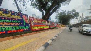 Papan Bunga di Padang Bulan: Tradisi dalam Setiap Momen Berharga